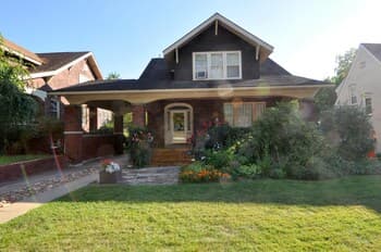 Aunt Beas Bungalow - Right in Town!