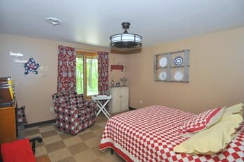 Sqyrls Nest - 3BR Retreat With a Hot Tub