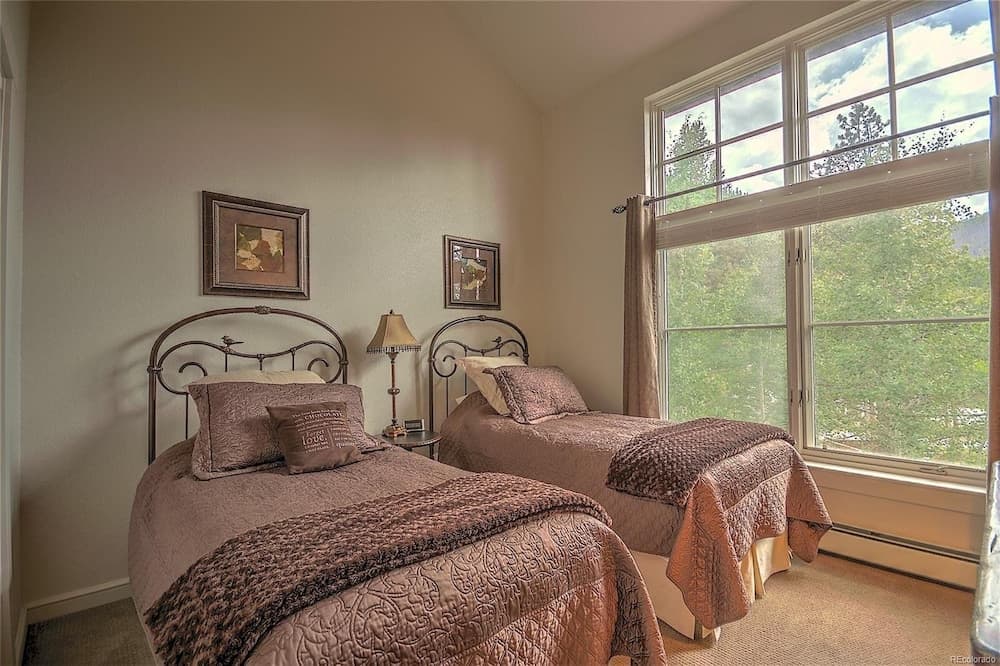 Luxury 3 Bedroom Townhouse next to Keystone Lake, Free Shuttle, Hot Tub and Sauna