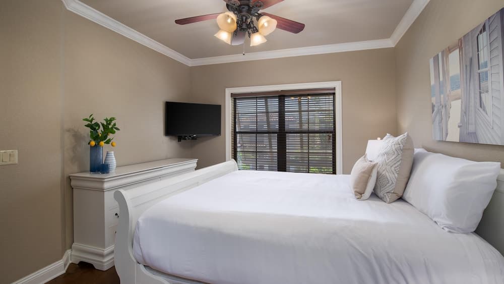 Villa Lago 1909 S 2G 4BR 4BA 12