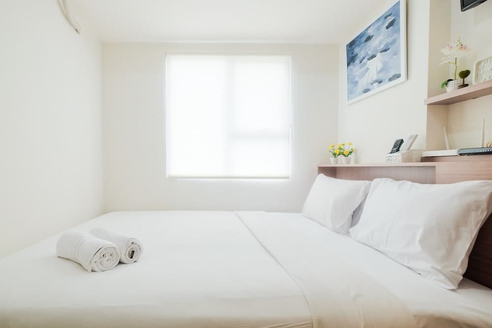 Minimalist and Comfy Studio Green Lake View Apartment