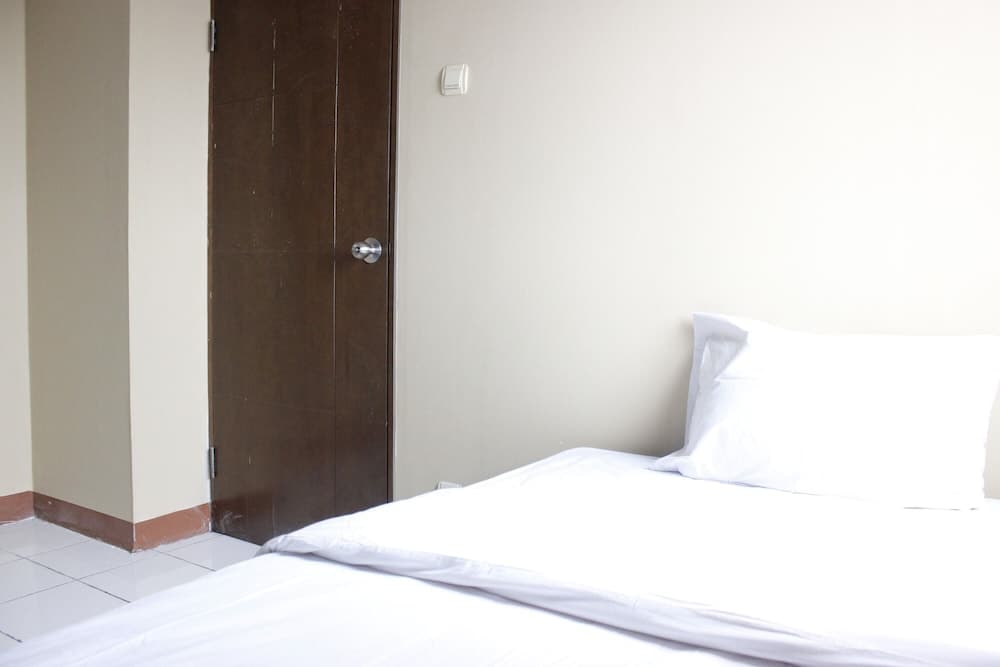 Minimalist 3BR Gateway Cicadas Ahmad Yani Apartment