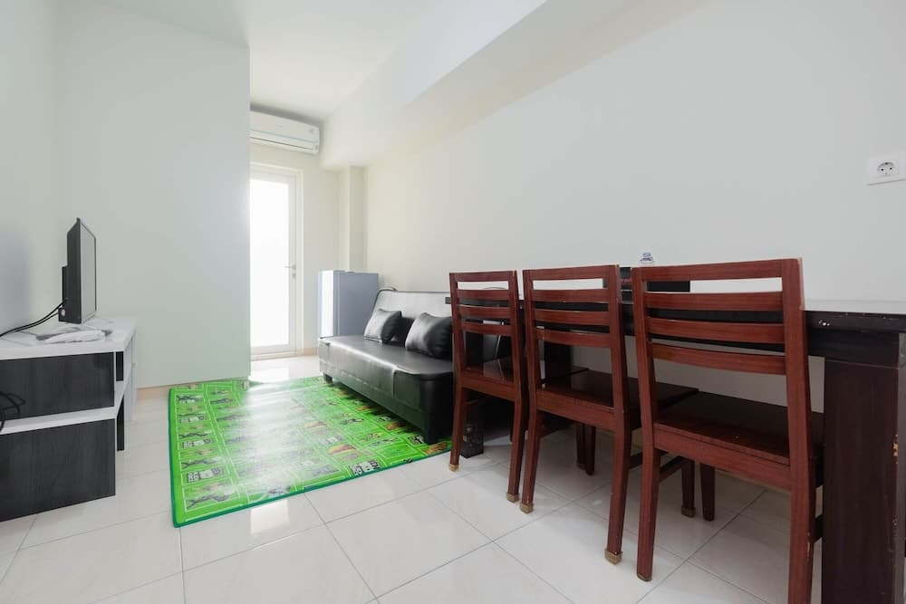 Pool View 2BR Apartment @ Springlake Summarecon