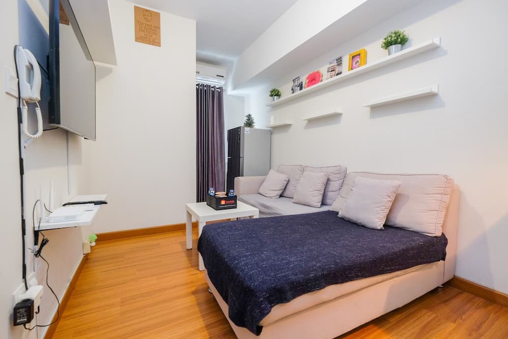 Pool View and Homey 2BR Apartment @ Springlake Summarecon