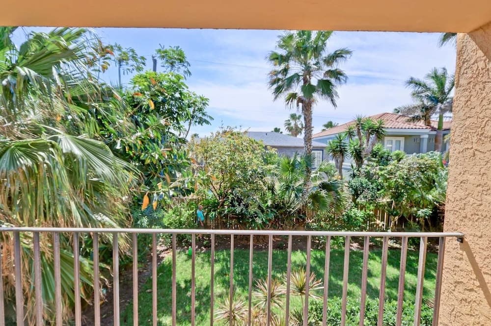 Ventura 201 1 Bedroom Condo by RedAwning