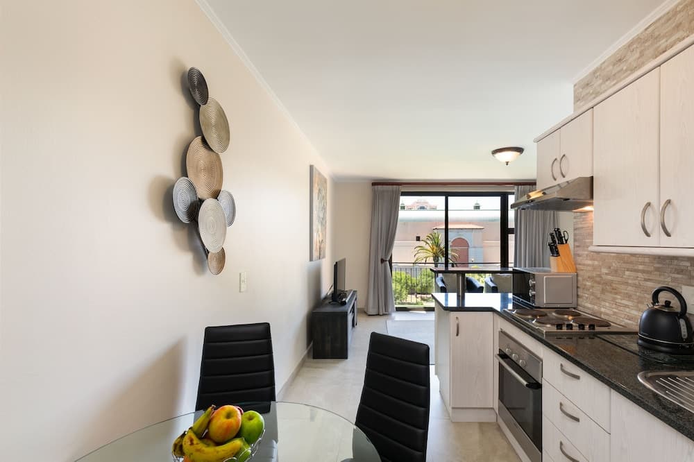 Island Club LA302 by CTHA