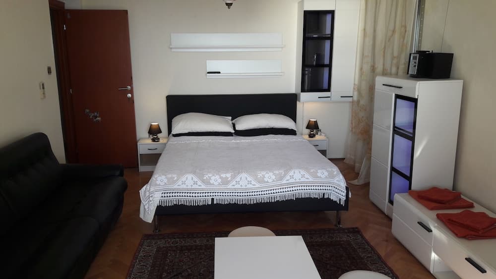 All House - House With Garden