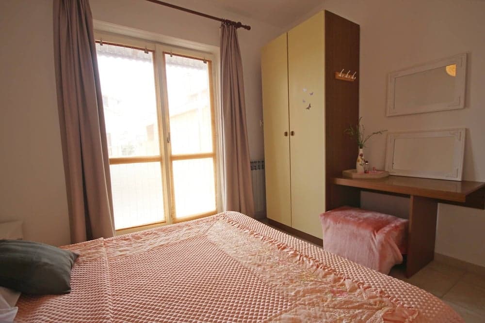 Anita Dikloclose To The Beach5 Persons