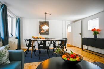 Sanders Central - Smart 3-bdr Apt in City Center