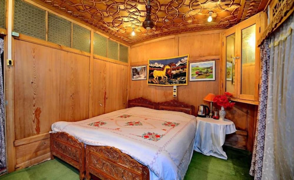 Golden Crest Houseboats