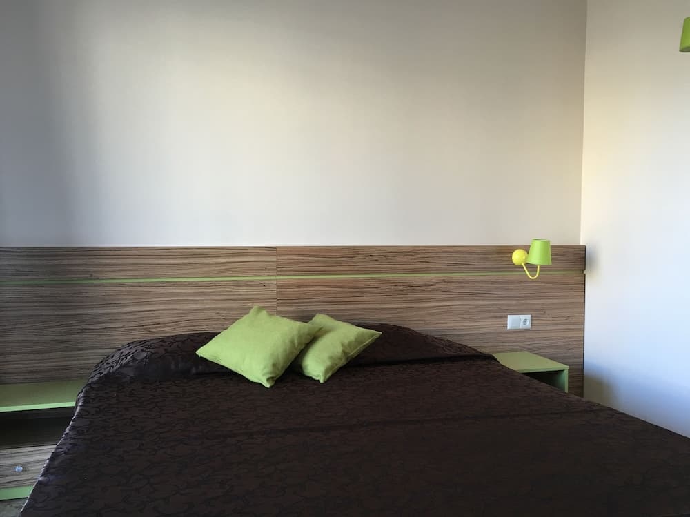 Room-tia Maria is Situated in the Southe