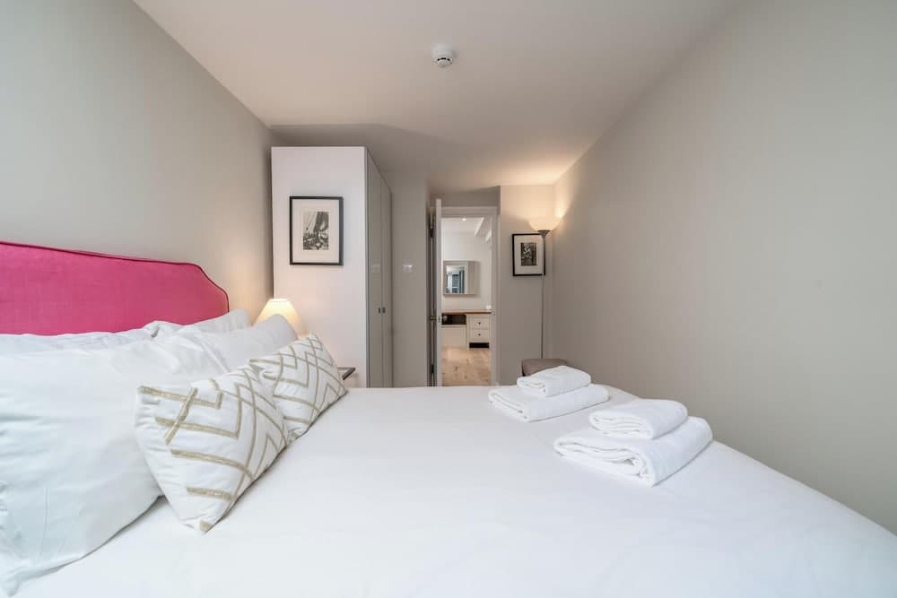 JOIVY Modern 2 bed flat in Central London, sleeps 6