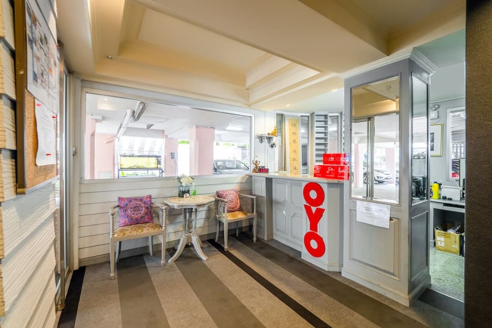 OYO 1042 Boon's Residence Sathorn