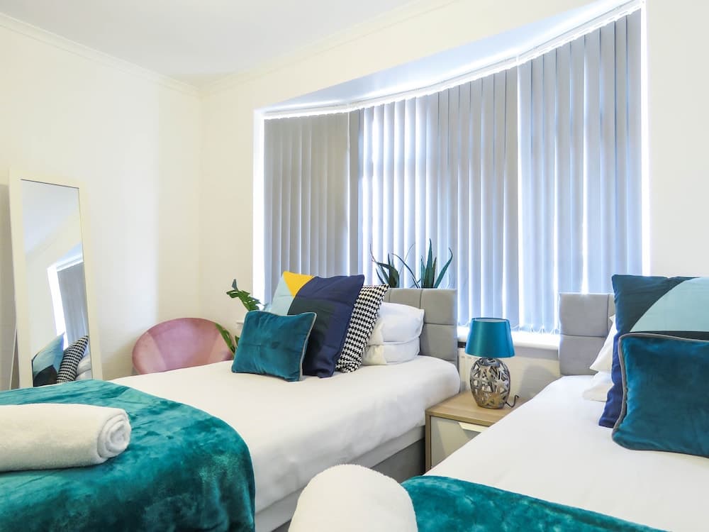 Tudors eSuites 4 Bedroom House with Garden & 9 Beds