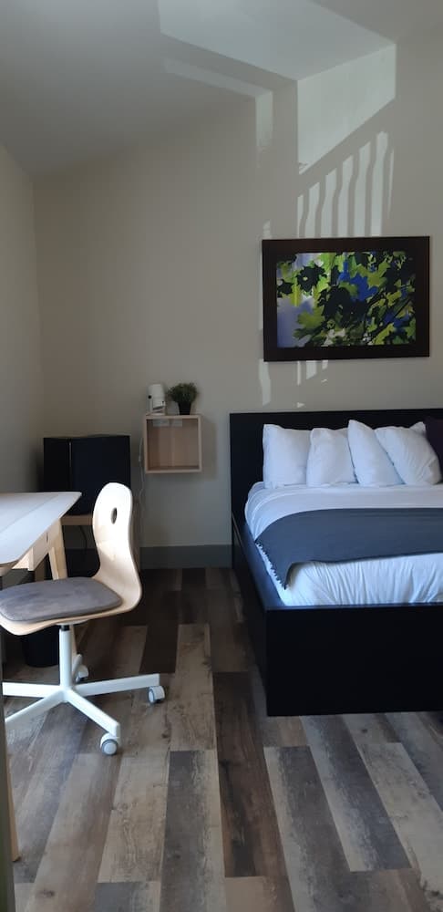 Oberge Inn  Riverside guest room in Val-David village with free parking