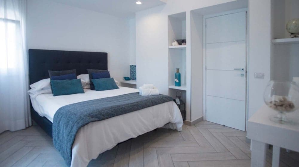 Spacious Villa with 4 rooms, pool, solarium & garden