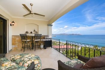 Exquisitely Decorated 5th-floor View of 2 Bays in Flamingo