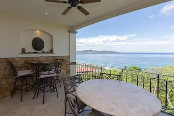 Luxury 4th-floor Suite With Pool and Endless Ocean Views