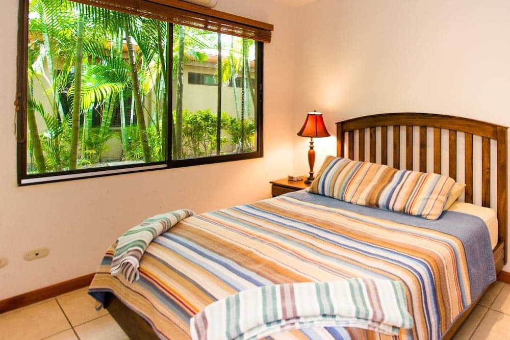 Charming unit that sleeps 4 - with pool - walking distance from Brasilito Beach