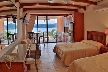 Hotel-style Ocean-view Unit in Flamingo With Pool