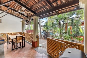 Colorful, Classy, Modern Split-level Near Beach With Pool