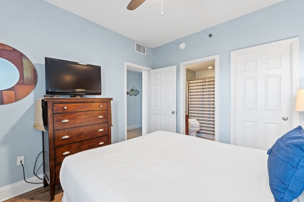 Laketown Wharf by Book That Condo