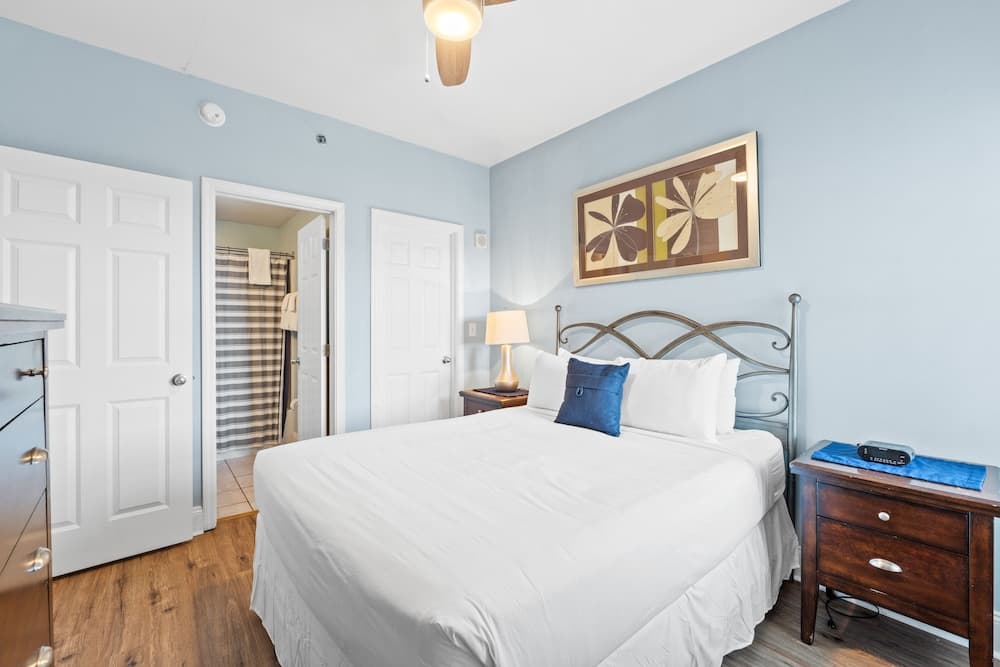 Laketown Wharf by Book That Condo