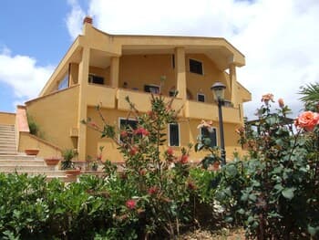 B b S Elia Villa Surrounded by Greenery Inside the Historic Dubini Park