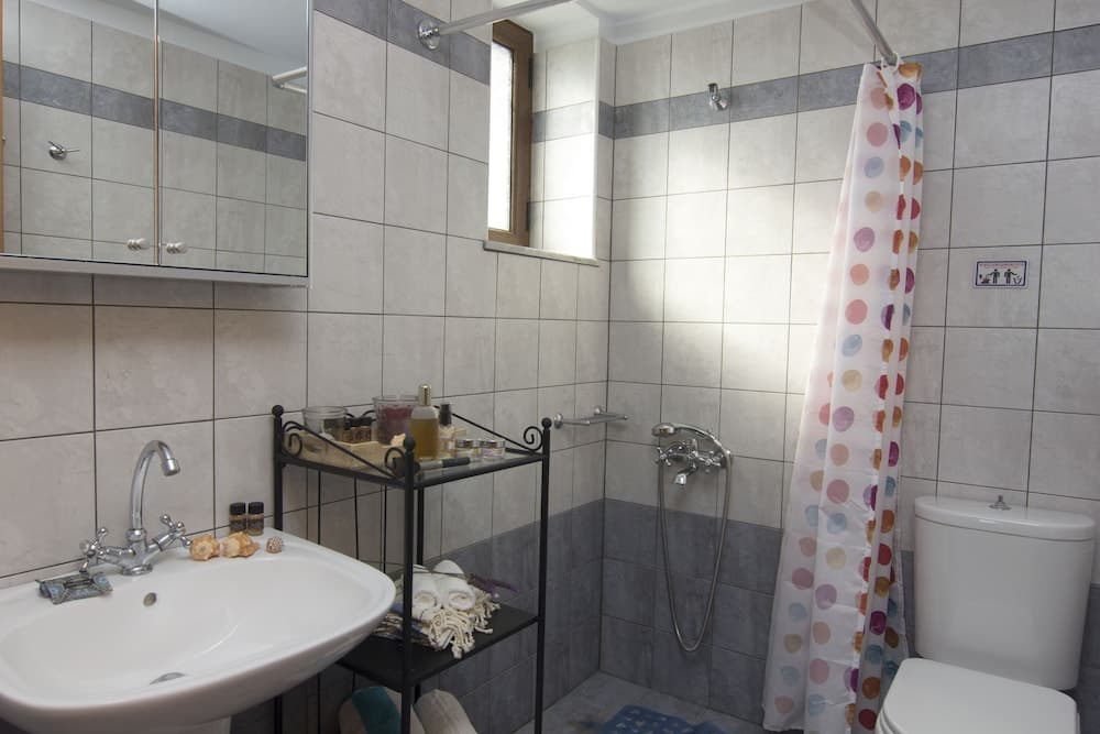 Leonidas Stone Houses Near Beach 50 Meters Away From Tavern With Local Food