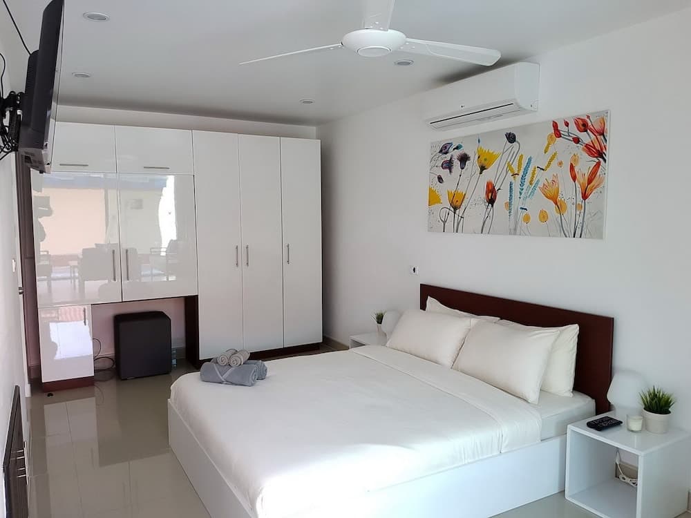 Beachside 3-bedroom Townhouse w Private Pool at 70 Meters From Beach