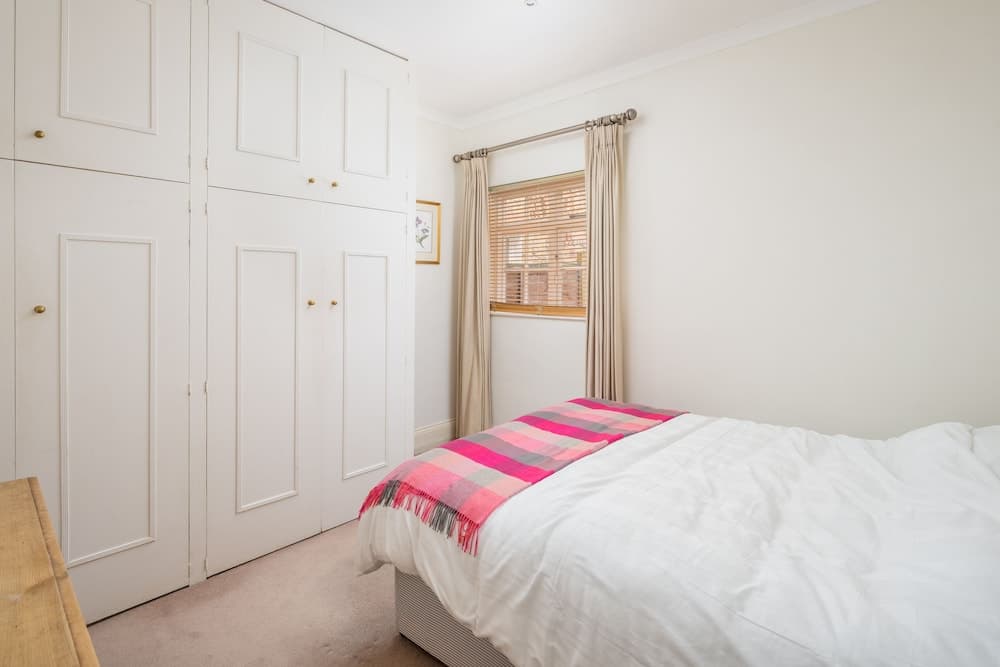 ALTIDO Homely 2 Bed Riverside Flat with Patio in Hammersmith