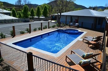 Bright Colonial Motel