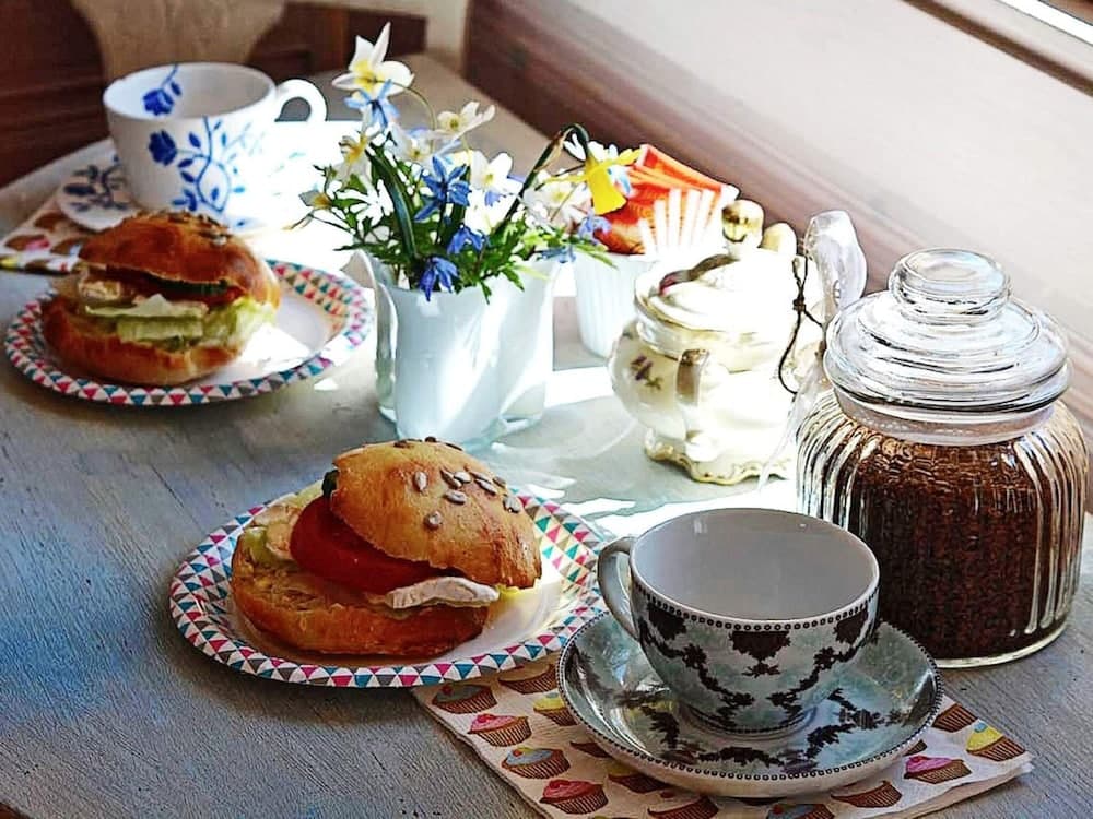 Tranquil Lake View Cottage-by Traum