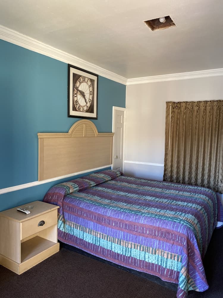 Colonial Manor Motel