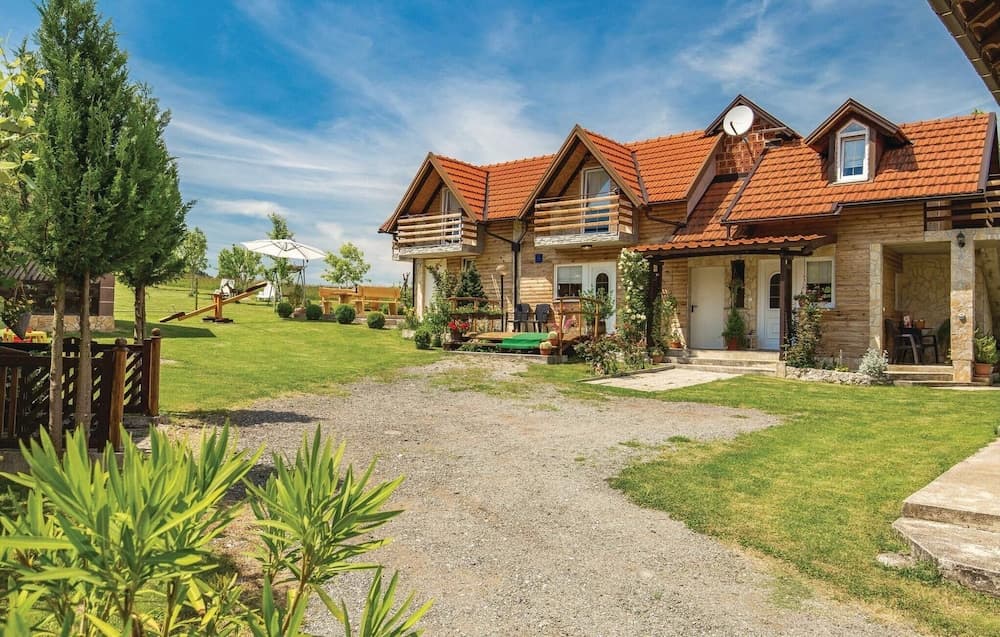 Nice Home in Licko Lesce With 2 Bedrooms and Wifi