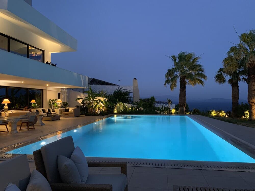 Luxury Villa Marathon