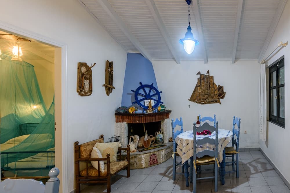 The Blue House Seaside Retreat - Fully Equipped