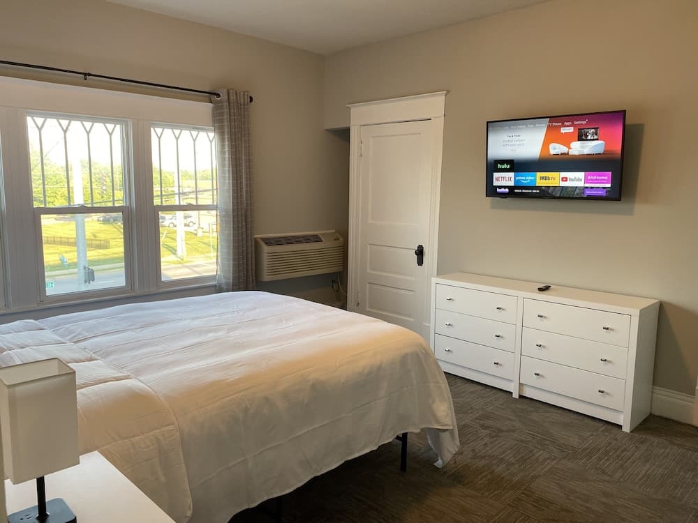 Twin Lakes Creamery, Grill & Inn