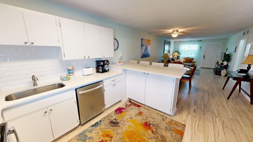 Venus 308 overlooking pool Easy Beach Access by RedAwning