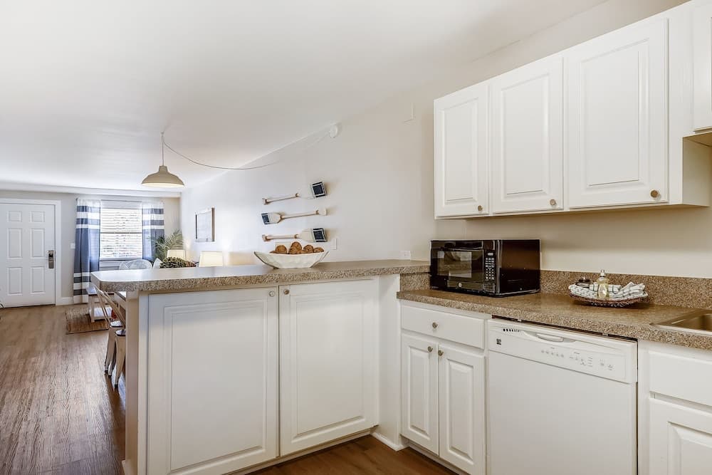 Venus 103 1 Bedroom Condo by Redawning