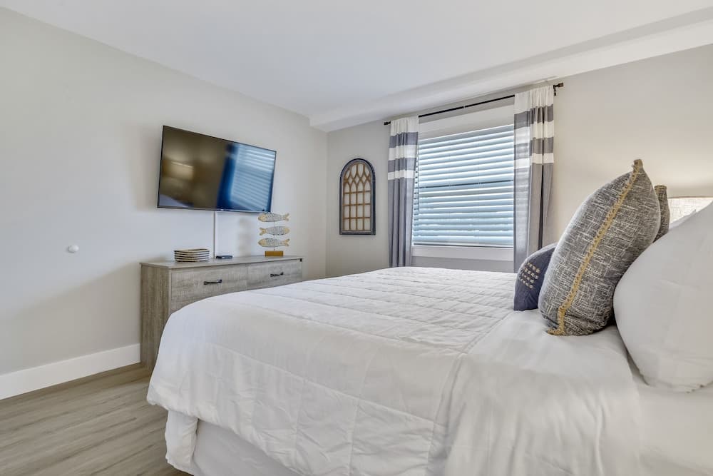 Venus 108 1 Bedroom Condo by Redawning