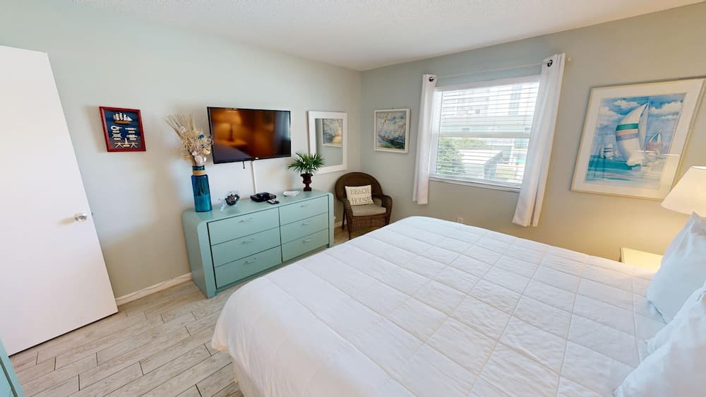Venus 201 - 2nd Floor 2 BR Sleeps with Gulf Access on Okaloosa Island by RedAwning