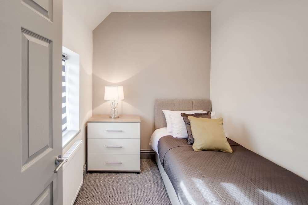 4 Bed - Sleeps 6 - Private Garden - Free Parking