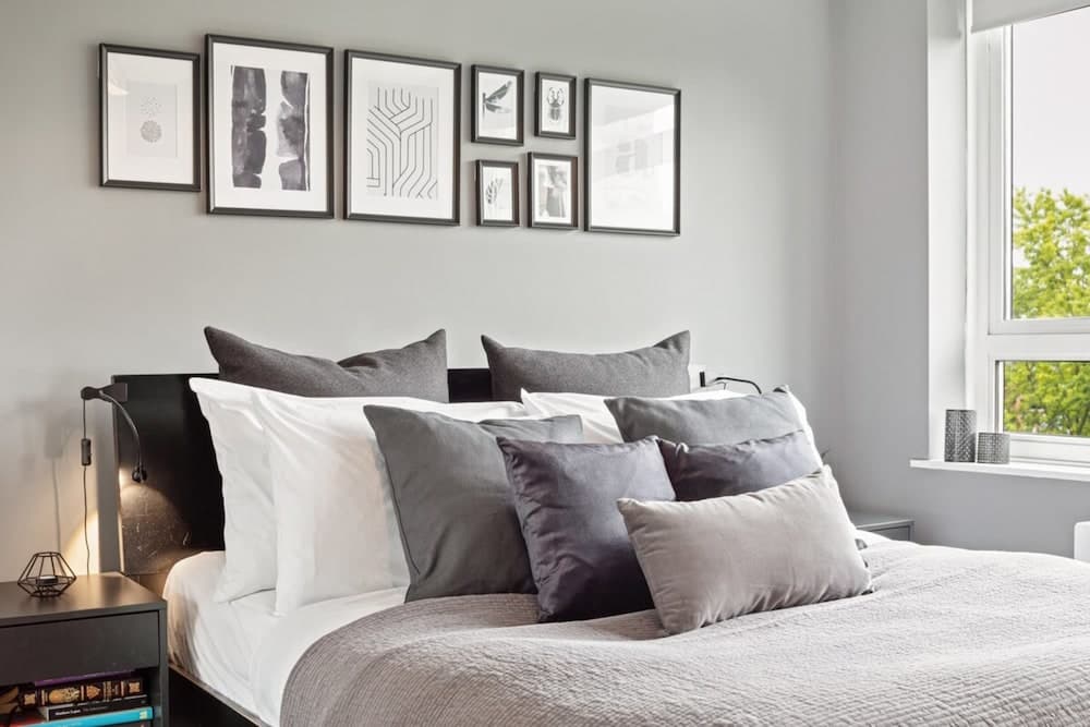 Lovely 2 Bed Apartment w Balcony nr River Thames