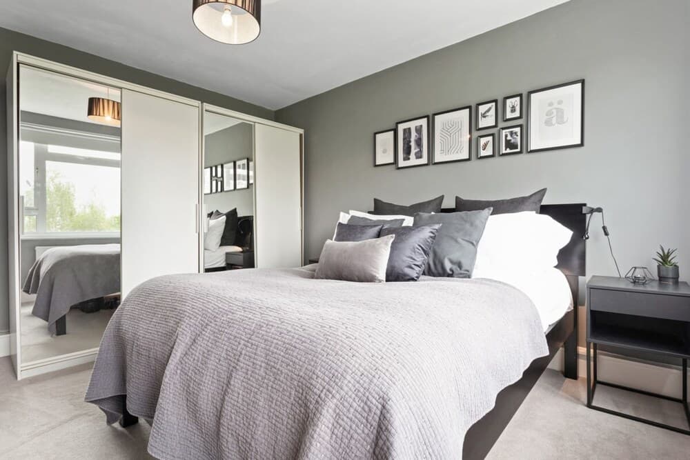 Lovely 2 Bed Apartment w Balcony nr River Thames