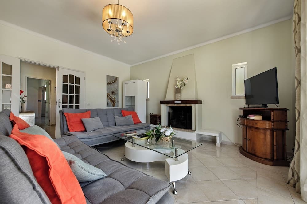 Charming Villa With Private Pool in Vibrant Vilamoura, Free AC and Wifi