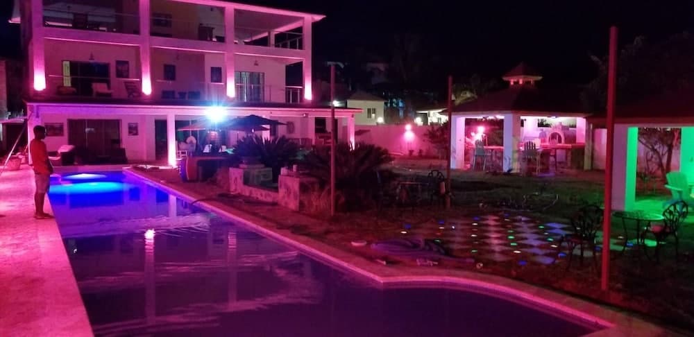 Villa de Colores 3 Rooms 5 King Beds