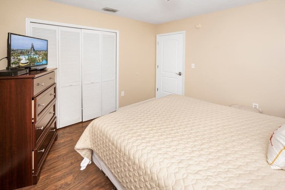 Wr001or 4 Bedroom Home by RedAwning