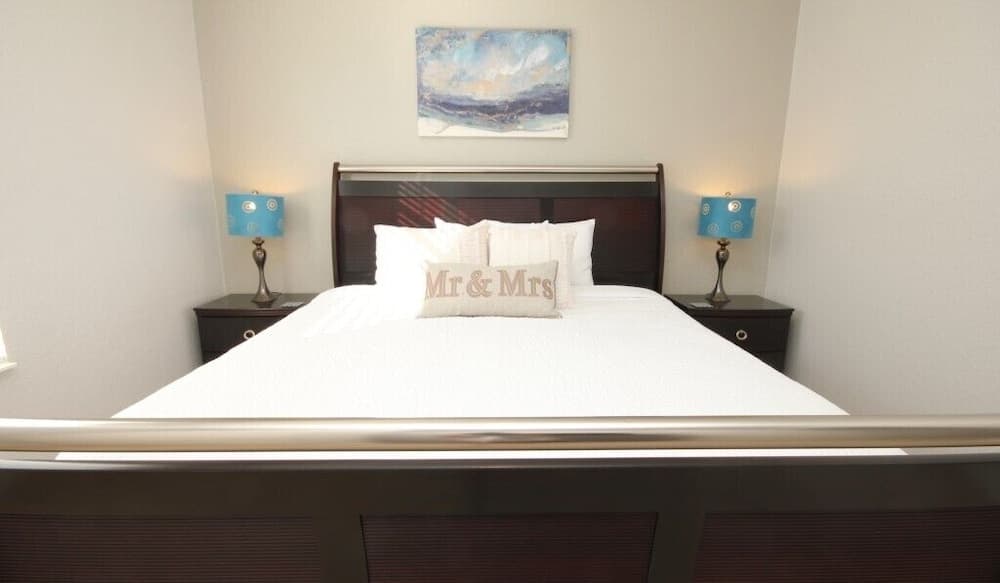 Lakeview Fantasy New! 3 Bedroom Condo by RedAwning