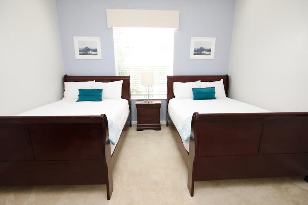 Lakeview Fantasy New! 3 Bedroom Condo by RedAwning